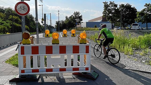 Ein Schacht ist Ende August am Wollmatinger Bahnhof großflächig umzäunt. Radler, vor allem stadtauswärts, müssen an der Stelle ...