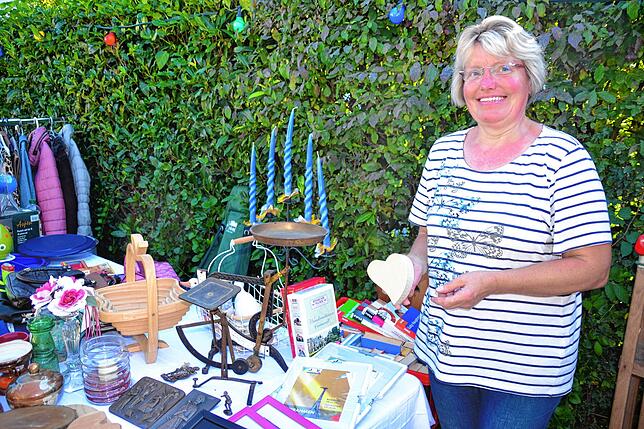 Herzen aus Holz und eine mechanische Briefwaage finden sich am Stand von Brigitte Köbel aus Hohenfels.