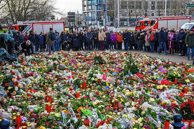 Menschen versammeln sich vor der Johanniskirche. Am Sonntagmittag fand dort eine Mahnwache statt.