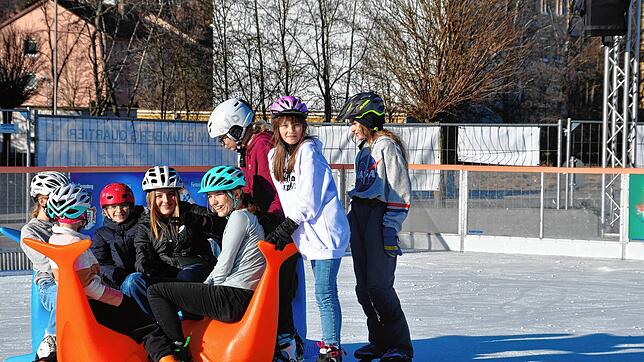 Beim Start von „Blumberg on Ice“: Mit lustigen Fahrhilfen waren auch die Jüngsten gut unterwegs. Bilder: Hans Herrmann
