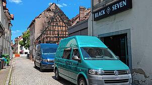 Expertenteams aus Stuttgart und Freiburg parken ihre Wagen am Ort des Geschehens im Bereich der Gerberstraße und der Goldgrubengasse. ...