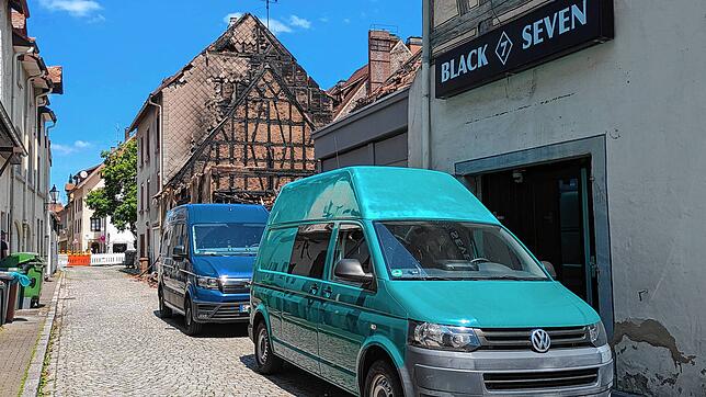Expertenteams aus Stuttgart und Freiburg parken ihre Wagen am Ort des Geschehens im Bereich der Gerberstraße und der Goldgrubengasse. ...