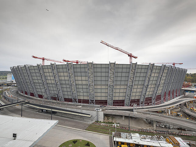Die vorgewölbte 800 Meter lange Außenfassade wird noch mit Glas überzogen.
