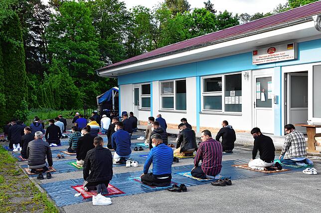 Der muslimische Gottesdienst an der Moschee in Altbirnau zum Ende des Fastenmonats Ramadan fand teils im Freien statt. Wegen des ...