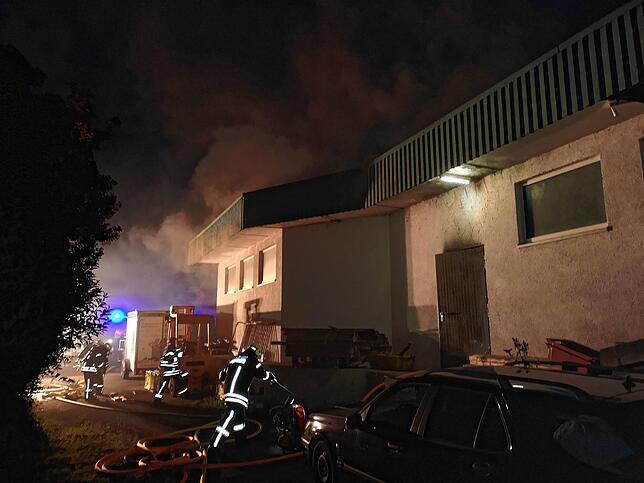 Im Dach der ehemaligen Fabrik entwickelte sich viel Rauch.