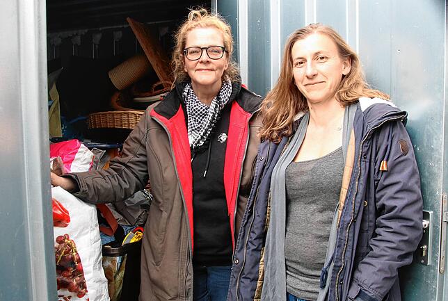 Julia Bierbach (links) und Nicole Weber vom Tierschutzverein Radolfzell vor einem der Container mit Hilfsgütern für ukrainische Tiere.