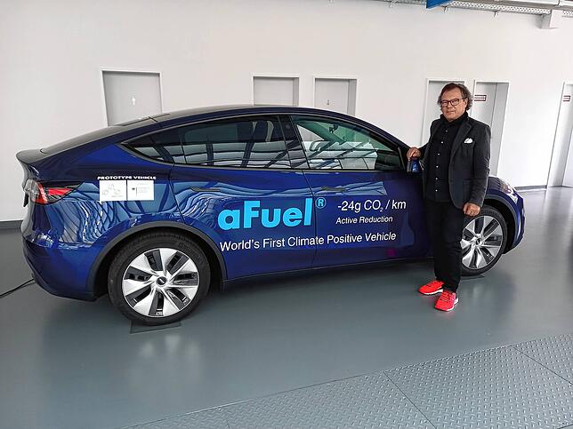 Obrist-Gründer Frank Obrist vor dem Hyper-Hybrid, der negative CO2-Emissionen aufweisen soll.
