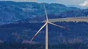 Auf dem Hilpensberg nahe Pfullendorf drehen sich schon Windräder.