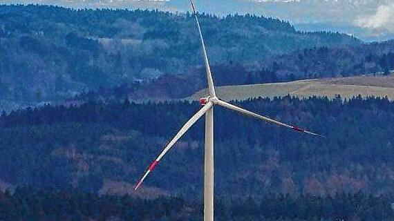 Auf dem Hilpensberg nahe Pfullendorf drehen sich schon Windräder.