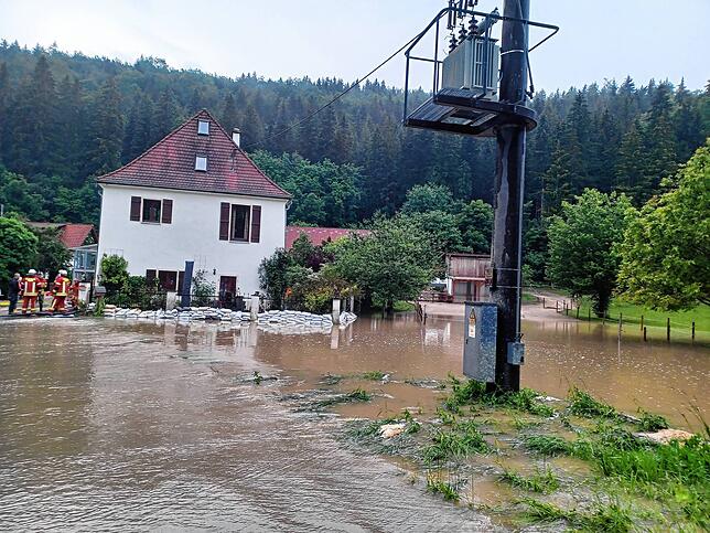 Im Bereich Talmühle zwischen Engen und Biesendorf schützte die Feuerwehr zwei Häuser vor dem Hochwasser aus dem Talbach.