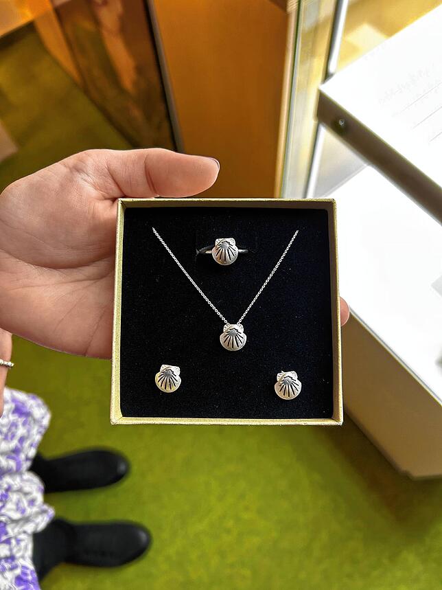 Sabrina Hellmanns Markenzeichen: Die Jakobsmuschel findet sich auf einiger ihrer Schmuck wieder.