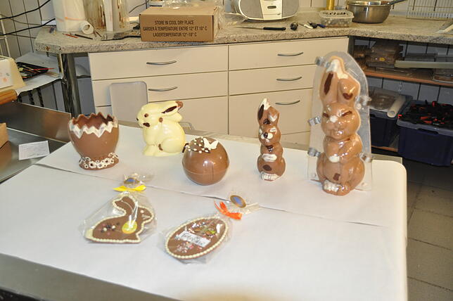 Hasen und Eier in verschiedenen Variationen: die fertigen Schoko-Kunstwerke zu Ostern.