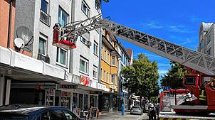 Eine Gasexplosion in einem Mehrfamilienhaus in der Ekkehardstraße ruft am Samstagmittag die Singener Feuerwehr auf den Plan.