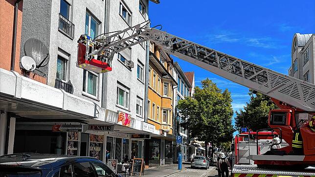 Eine Gasexplosion in einem Mehrfamilienhaus in der Ekkehardstraße ruft am Samstagmittag die Singener Feuerwehr auf den Plan.