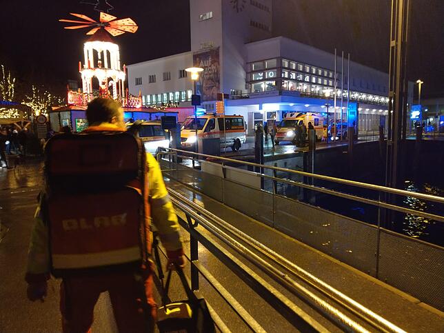 Rettungskräfte, Polizei und Feuerwehr warteten am Hafenbecken.
