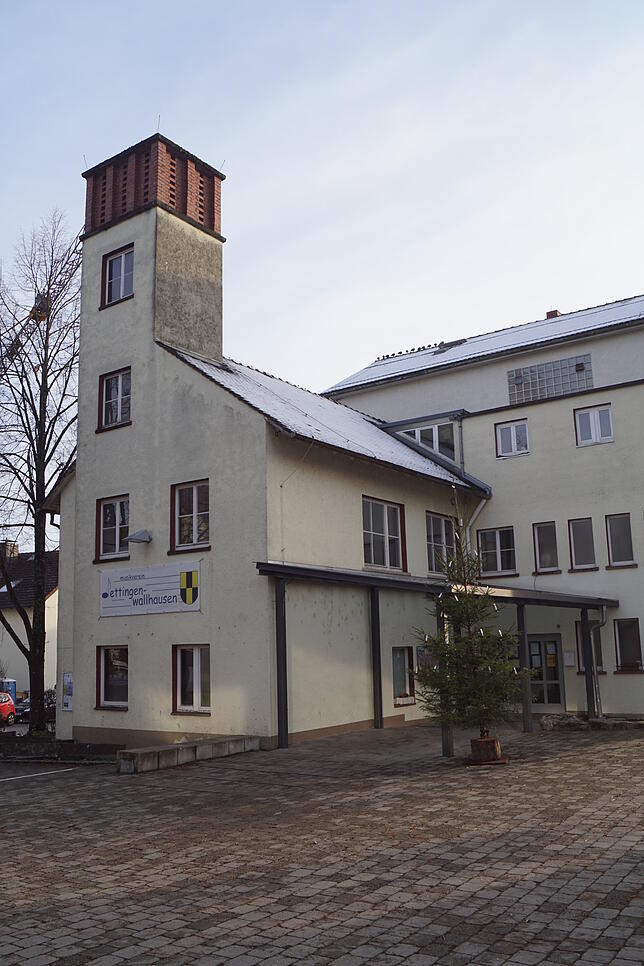Der Anbau samt Feuerwehrschlauchturm des alten Schulhauses kommt weg. Für das Bürgerhaus entsteht ein neuer Anbau mit Mehrzwecksaal.