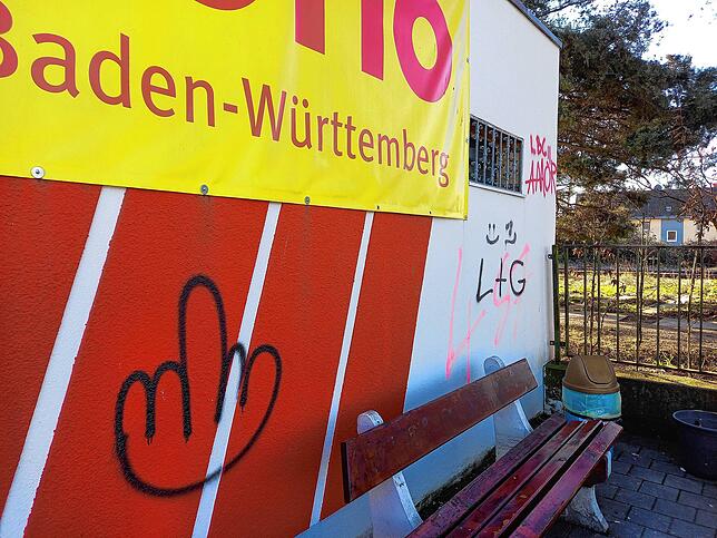 Auch die Stirnseite des Kiosk zum Parkplatz hin wurde mit Graffiti verunstaltet. Die selben Zeichen finden sich an den Sitzgelegenheiten ...