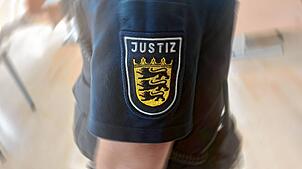 Bild : Diebstahl mit Waffen: Angeklagter erscheint nicht zu Gerichtsverhandlung