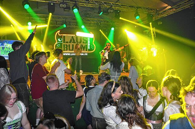 Bild 2: Vollgasstimmung war bei der Dirndl- und Lederhosenparty in Leimbach