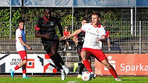 Papa Ibou Kébé (links), Neuzugang beim ESV Südstern Singen, in Aktion beim Pokalspiel gegen den SC Pfullendorf (rechts David Fritz).