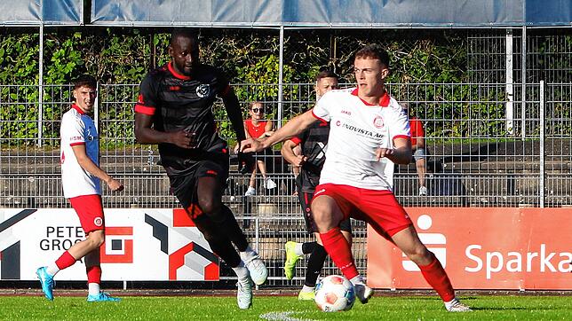 Papa Ibou Kébé (links), Neuzugang beim ESV Südstern Singen, in Aktion beim Pokalspiel gegen den SC Pfullendorf (rechts David Fritz).