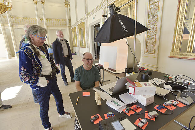 Besucher können ihre Spielzeugautos von Patrick Gutenberg fotografieren lassen.