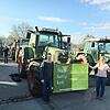 Auf dem Cannstatter Wasen: Marianne Bäurer und Benedikt Mayer vor ihrem Traktor.