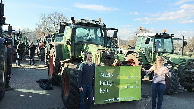 Auf dem Cannstatter Wasen: Marianne Bäurer und Benedikt Mayer vor ihrem Traktor.