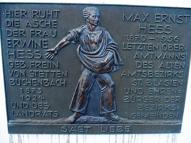 Die Textplatte des Urnengrabs von Max Ernst Hess (1870 bis 1956) in St. Blasien