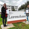Die Heimleiter und Pandemiebeauftragten Cindy Pratscher (Lorenzhaus) und Michael Werler (Elisabethhaus) halten das Corona-Handbuch in ...