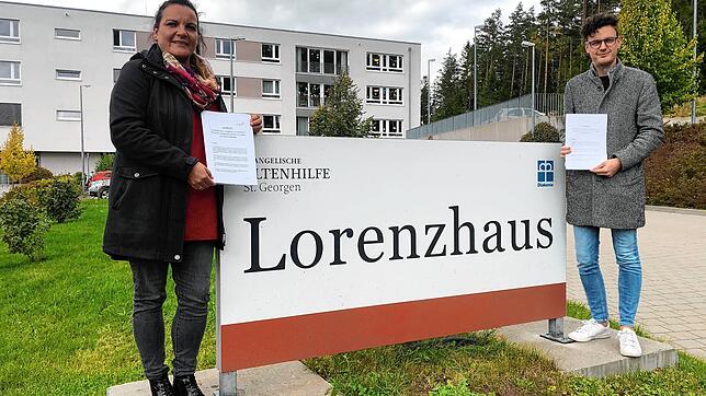 Die Heimleiter und Pandemiebeauftragten Cindy Pratscher (Lorenzhaus) und Michael Werler (Elisabethhaus) halten das Corona-Handbuch in ...