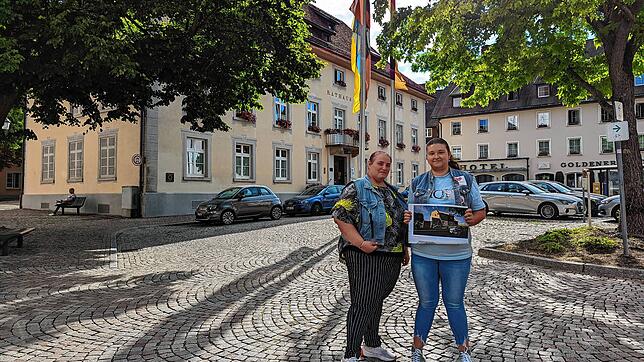 Vorsitzende Sabrina Steuck und Kathrin Wolfrum von den Helfern mit Herz haben einen Antrag bei der Stadt abgegeben, um ein Gebäude als ...
