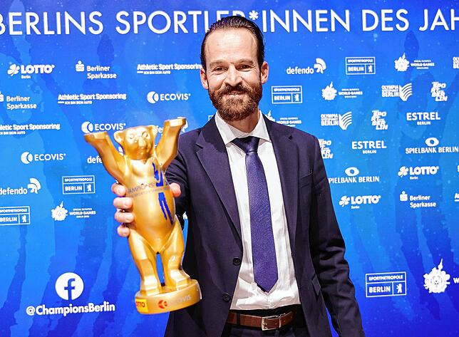 Simon Geschke hält den Goldenen Champions-Bären. Der Radrennfahrer ist als Berlins Sportler des Jahres 2022 ausgezeichnet worden.