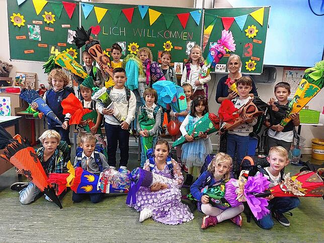 Die Erstklässler der Grundschule Wahlwies freuen sich über den Start ins Schulleben. Mit ihrer Klassenlehrerin Elke Richter (hintere ...