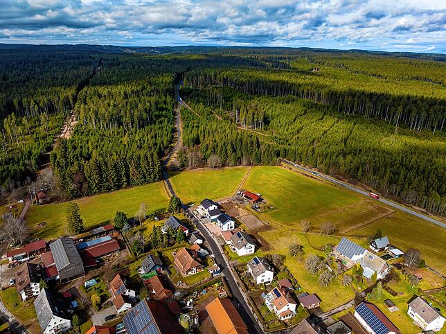 Blick von oben auf Herzogenweiler und die westlich gelegenen Waldgebiete. In diesem Bereich des Stadtwaldes sollen Windkraftanlagen ...
