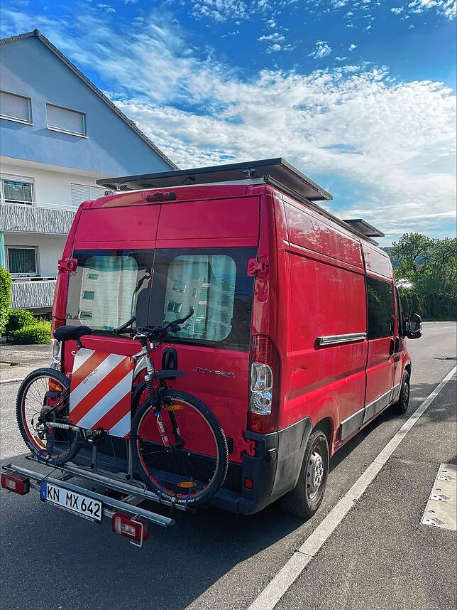 Mit diesem Campingbus ist Aaron Küchler unterwegs. Er hat ihn selbst ausgebaut.