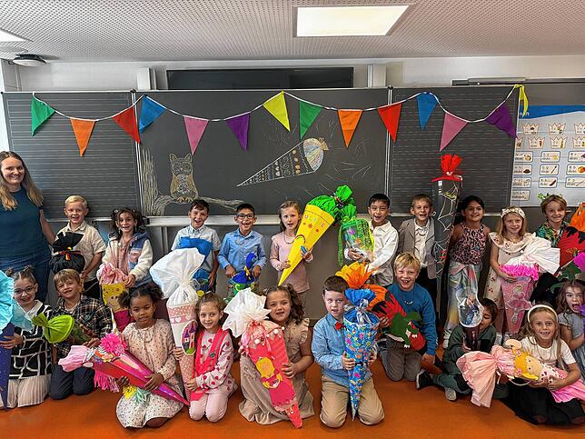 Die 20 Kinder der Klasse G1 mit ihrer Klassenlehrerin Jana Wohlschlegel.