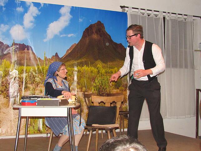 Erstaunt war der Beamte (Thomas Schneider), als eine für ihn fremde Frau (Gisela Schneider) auf seinem Platz in der Zulassungsstelle im ...