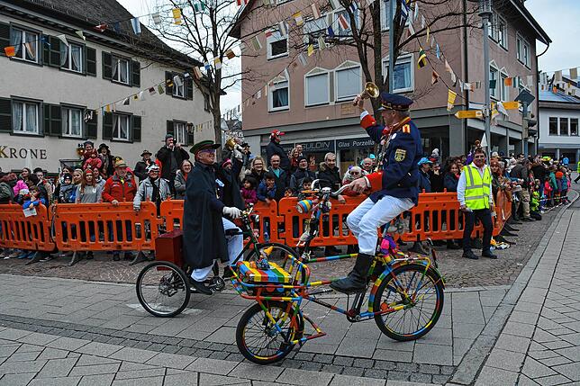 Die Zuschauer stehen bei Umzügen eng nebeneinander, hier eine Szene vom Markdorfer Umzug 2019.