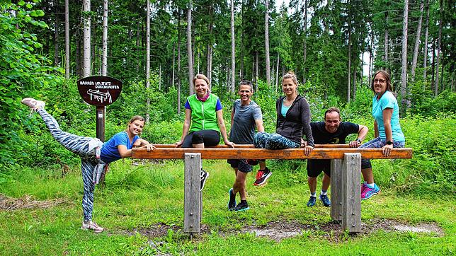 Das Dehnen zum Abschluss des Trainingsparcours gehört für die Sportler auf dem Trimm-Dich-Pfad des Turn- und Sportvereins Wald dazu. ...