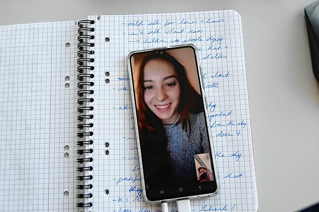 Fürs Foto ringt sie sich ein Lächeln ab: Julia Tutovskaya auf dem Video-Bildschirm.