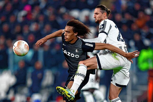 Fußball: Europa League, Juventus Turin – SC Freiburg, Achtelfinale, Hinspiel, Allianz Stadium. Freiburgs Kiliann Sildillia (l) und ...