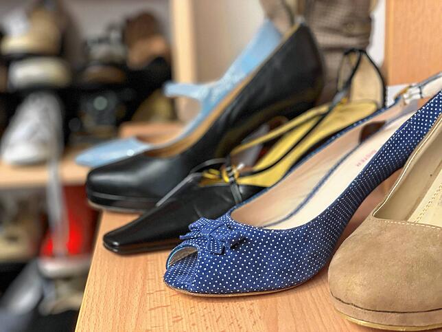 Auch Schuhe gibt es im Secondhand-Laden.