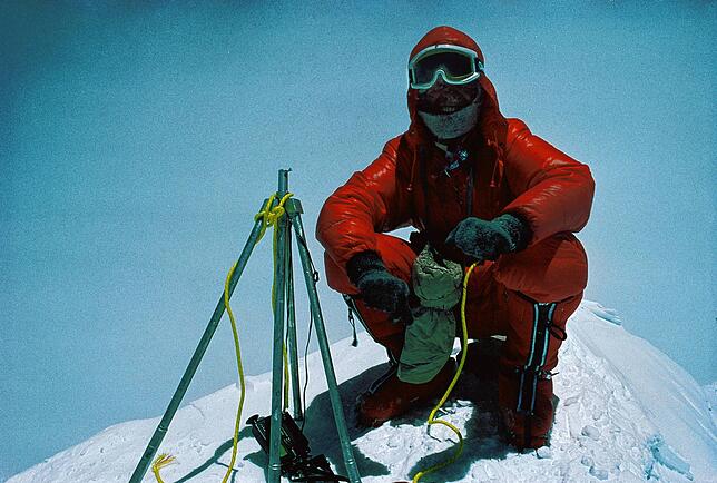 Reinhold Messner, damals 33, auf dem Gipfel des Mount Everest (8848 Meter hoch), nachdem er diesen zusammen mit Peter Habeler im Mai ...