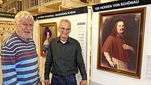 Waldemar Albiez (links) und Dieter Walz in der Abteilung des Museums, die der Familie von Schönau gewidmet ist. Bild: Michael Gottstein