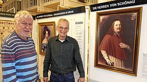 Waldemar Albiez (links) und Dieter Walz in der Abteilung des Museums, die der Familie von Schönau gewidmet ist. Bild: Michael Gottstein