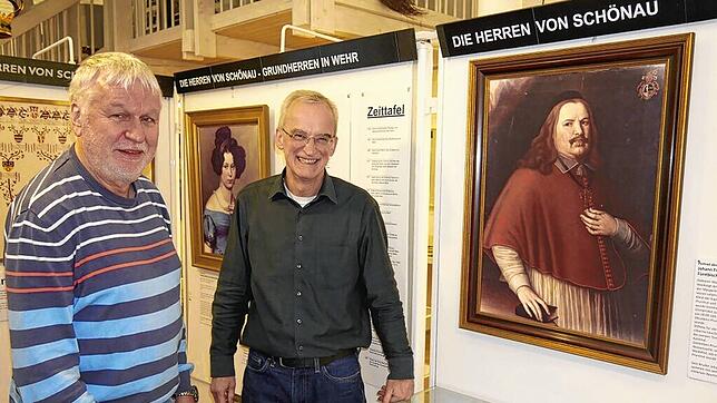 Waldemar Albiez (links) und Dieter Walz in der Abteilung des Museums, die der Familie von Schönau gewidmet ist. Bild: Michael Gottstein