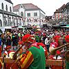 Buntes Treiben auf den Straßen: Die Narren haben in der Region die Macht übernommen – so wie hier auf dem Radolfzeller Marktplatz.