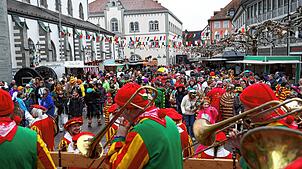 Buntes Treiben auf den Straßen: Die Narren haben in der Region die Macht übernommen – so wie hier auf dem Radolfzeller Marktplatz.