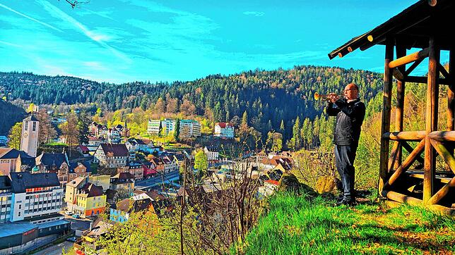 Hoch über der Wasserfallstadt am Felsenhäusle weckt Trompeter Andreas Hehl am Sonntagmorgen die Menschen zur Osterfeier.